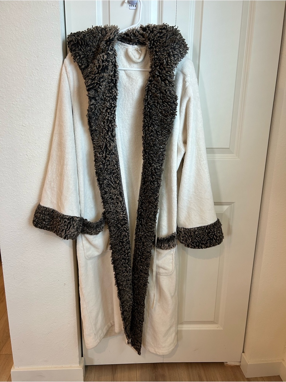 Pottery Barn White Plush Robe Faux Fur Trim Hooded Cozy Spa Loungewear
